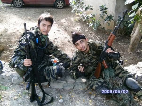Two members pose together in a record dated 2009 on the original photo.
